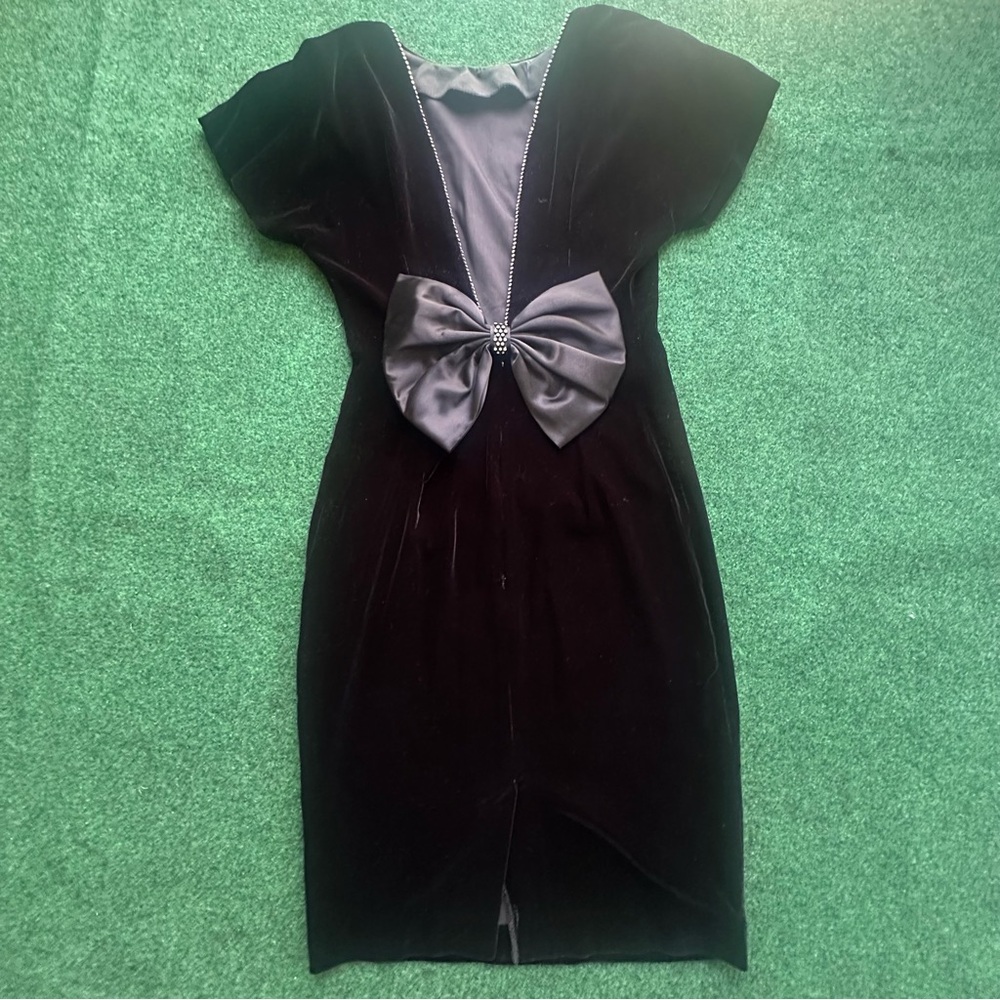 Elegant Black Velvet Dress with Bow Detail